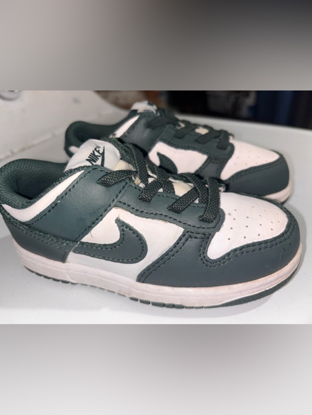 Nike Kids Low-Top Sneakers in Dark Green and White - Picture 2 of 8